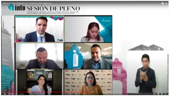 La imagen muestra una fotografía de las sesiones de pleno con interprete de lengua de señas mexicana.