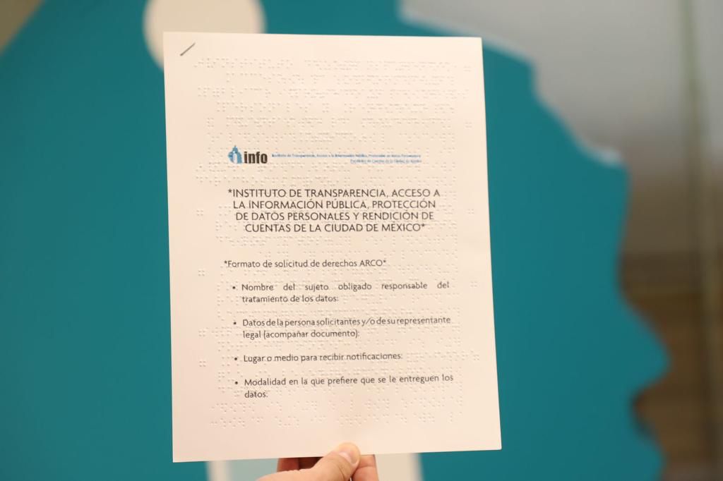 La imagen es una fotografía del formato en sistema de lecto escritura Braille de la solicitud de información pública.